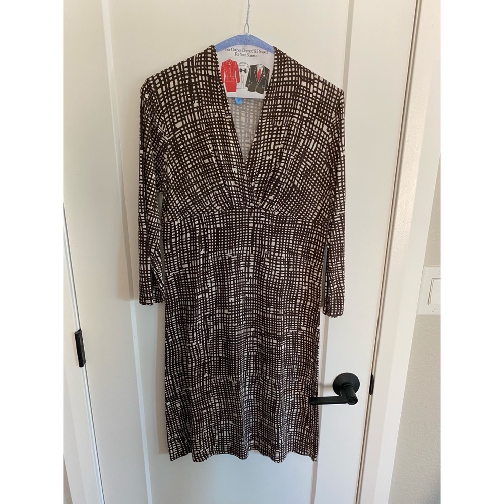 Ann Taylor Petites 3/4 sleeve V neck brown and white geometric design dress.